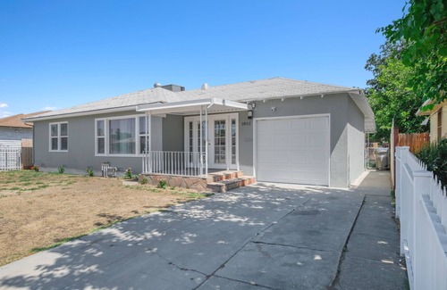 Raisin House | Spacious & Clean 2B/1Bth w Great Access to Airport
