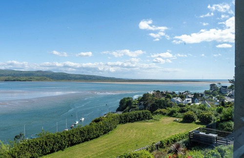 Borth-y-Gest Apartment | Spacious coastal property with stunning sea views, terrace and garden. Tranquil.