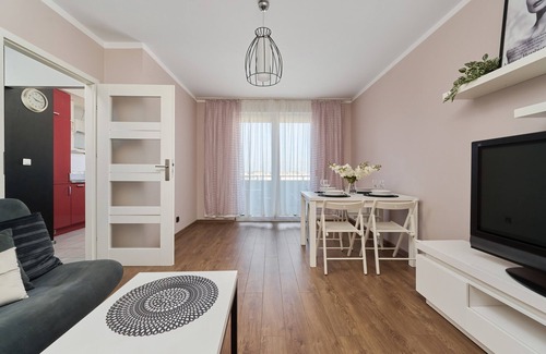 Psie Pole Apartment | Spacious & Colorful Apartment by Renters