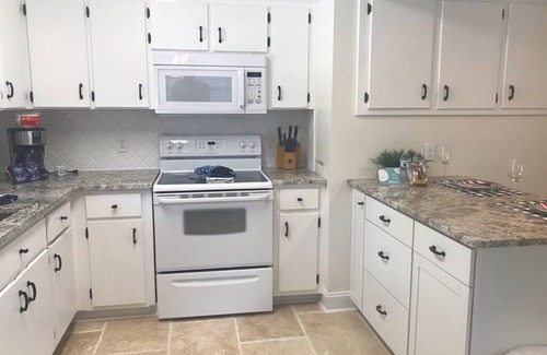 Saint Simons Heights Condo | Spacious Comfortable 2 Bedroom/2 Bath Condo - Gated South End