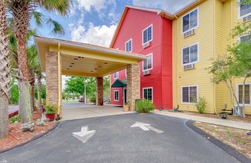 Crawfordville Hotel | Spacious Comfort for Groups – 2 Queen Beds + Sleeper Sofa at Wildwood Inn