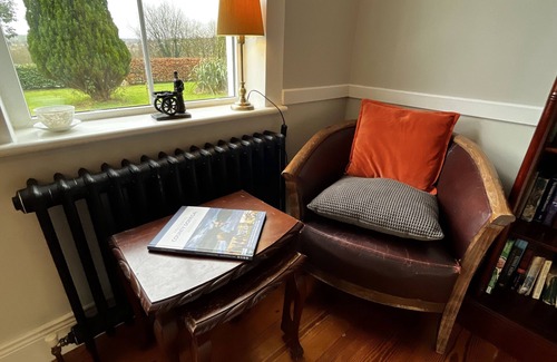 Lecemy House | * Spacious | Comfortable & Chic | Walk to Town *