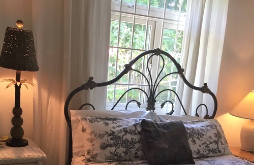 Old Trees Bay Apartment | Spacious Comfortable Apartments Steps From The Beach At Paynes Bay. Sunbeams.