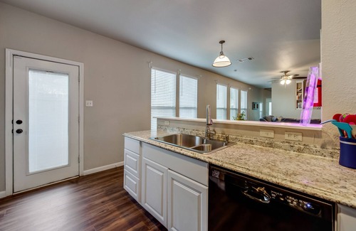 Como House | Spacious & Comfortable Home with Garage