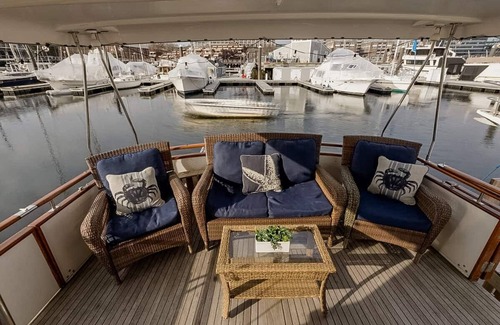 Thompson Square - Bunker Hill Boat Rental | Spacious & Comfy 2BR/2Bath Yacht - Heat & AC - On Freedom Trail-Walk to Downtown