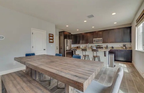 Reno House | Spacious & Comfy ~ 5★ Location ~ ♛Royal Beds ~ 4BR
