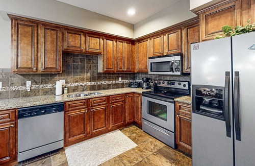 Branson Condo | Spacious condo close to SDC and center of city w/patio, jetted tub and pool