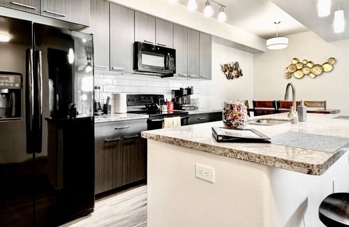 Arrowhead Ranch Apartment | ❤️Spacious Condo☞Desert Views⚫️Full Kitchen☞Pool☞Westgate☞Glendale☞WiFI/EV 🔌 FREE