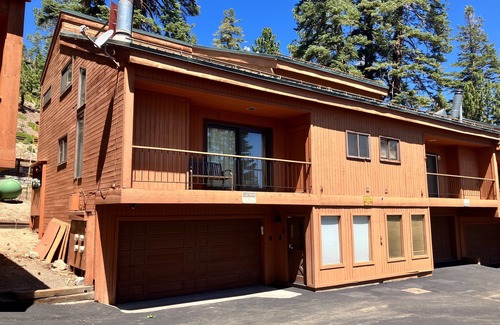 Mammoth Lakes Condo | Spacious condo near skiing with fireplace, washer/dryer, deck & full kitchen