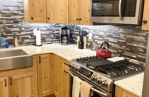 Government Camp Condo | Spacious Condo Getaway, Steps from Ski Slopes, Town and Entertainment
