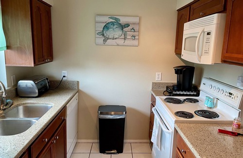 Largo Condo | 🌴 SPACIOUS CONDO W HEATED POOL & NEARBY BEACHES AND AIRPORTS🌴