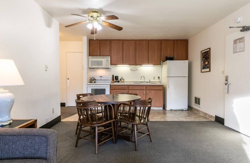 Truckee Condo | Spacious Condo w/Lake View #136 at Donner Lake Village