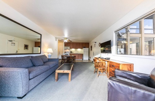 Truckee Condo | Spacious Condo w/Lake View #136 at Donner Lake Village