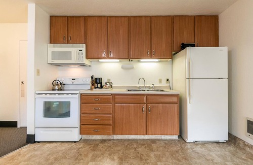 Truckee Condo | Spacious Condo w/Lake View #136 at Donner Lake Village