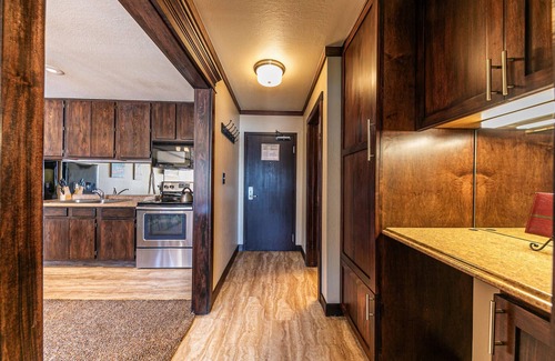 Truckee Condo | Spacious Condo w/Lake View #247 at Donner Lake Village