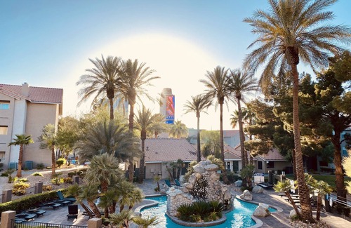 Las Vegas Apartment | Spacious condo w/pool 5 min to strip