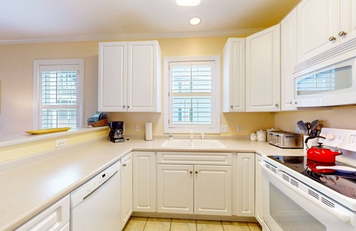 St. James Condo | Spacious condo with marina & Intercoastal views, screened-in balconies, W/D & AC
