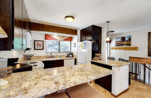 Lakeshore Condo | Spacious Condo with Pool & Hot Tub - Close to Huntington Lake & China Peak