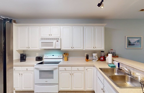 Huddleston Condo | Spacious condo with on-site pools, sandy beach, sports courts, & golf