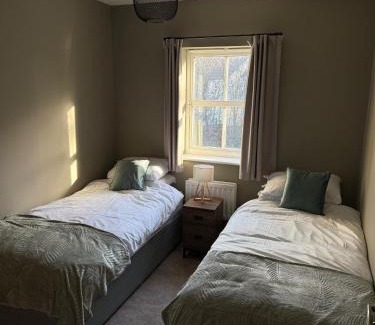 Yeovil House | Spacious Contractor House for Families, Groups, and Free Parking