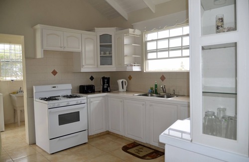 Diamond Valley Apartment | Spacious cool and breezy Apartments with a captured ocean view and the country