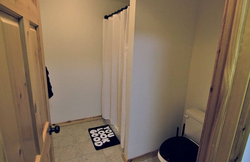 Meckling Township Cabin | Spacious corporate retreat lodge in charming Meckling with fitness room, sauna