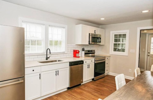 Huntersville House | Spacious Cottage for Entire Family Near Two Lakes