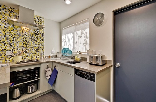Crescent Park Cottage | Spacious cottage near Stanford with AC