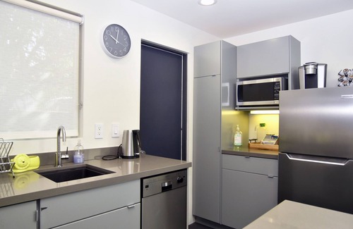 Crescent Park Cottage | Spacious cottage near Stanford with AC