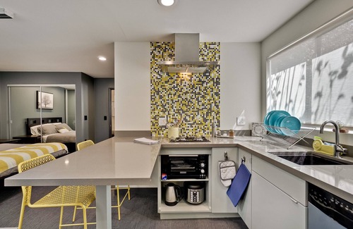 Crescent Park Cottage | Spacious cottage near Stanford with AC
