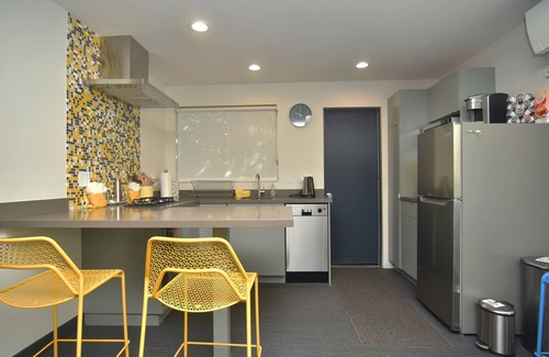 Crescent Park Cottage | Spacious cottage near Stanford with AC