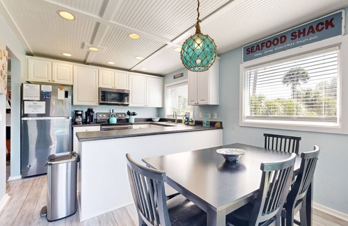 Ocean Ridge Cottage | Spacious cottage with lagoon and golf course views - dog-friendly
