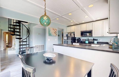 Ocean Ridge Cottage | Spacious cottage with lagoon and golf course views - dog-friendly