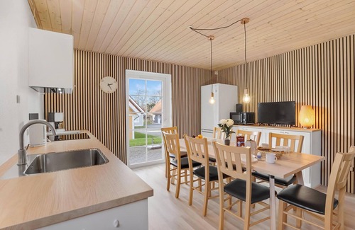 Grasten House | Spacious cottage with terrace, balcony and sauna.