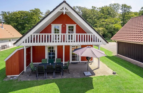 Grasten House | Spacious cottage with terrace, balcony and sauna.