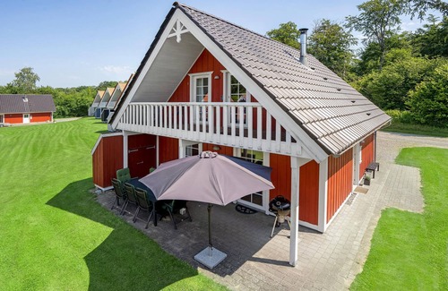 Grasten House | Spacious cottage with terrace, balcony and sauna.