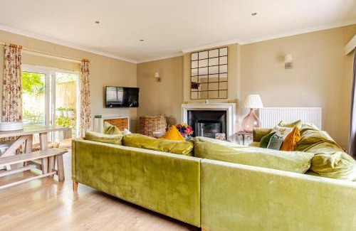 Bradford-on-Avon Apartment | Spacious Country Cottage Sleeps 7 Near Bath Fire Pit Dog Friendly