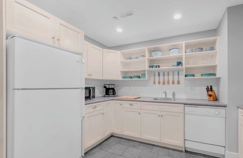 Dunbar House | Spacious & Cozy 1BR/1B Guest Suit with AC/Nearby UBC/Free Parking