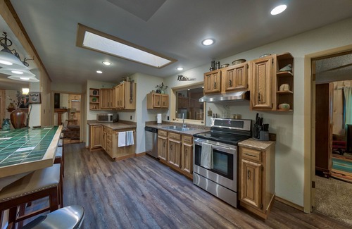 Cody House | Spacious cozy home, walking distance to Downtown