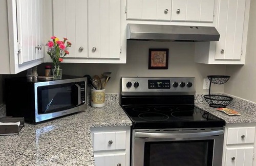 Fairforest House | Spacious & Cozy Townhome w yard. Min away from I85 & I26, restaurants & shopping