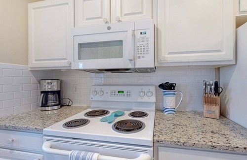 Rehoboth Beach Condo | Spacious Creekwood condo with an outdoor Balcony, W/D & Free WIFI
