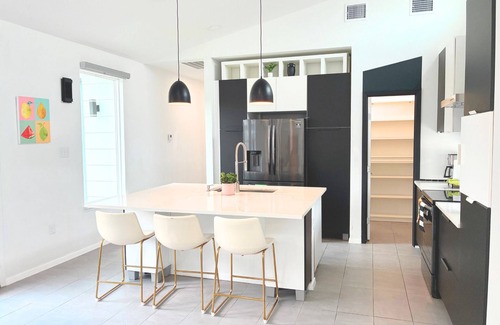 Converse House | Spacious Custom Modern 4-bedroom 4-baths house with BBQ in charming Converse