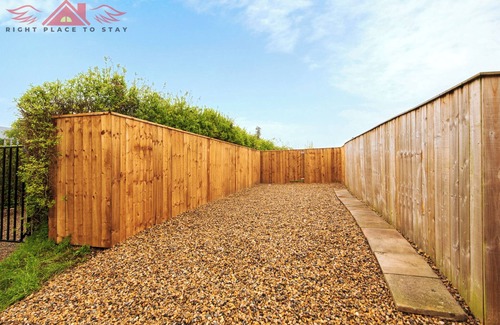 Darlington House | Spacious Darlington 3BR Home near City Centre with Garden and Parking - sleeps 6
