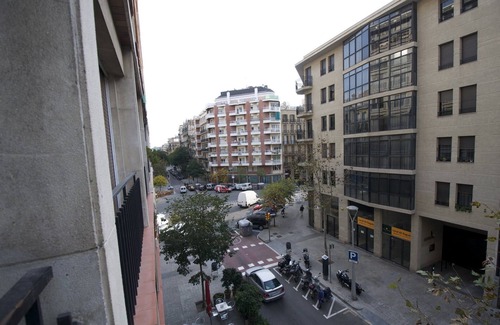 Esquerra de l'Eixample Apartment | Spacious & Design 4Br w/Balcony WIFI + Parking 15m Ramblas Walking Distance