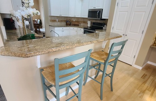 Meridian House | Spacious Designer Home-Hardwoods, Granite, Stainless, Patio & Access to 4 pools.
