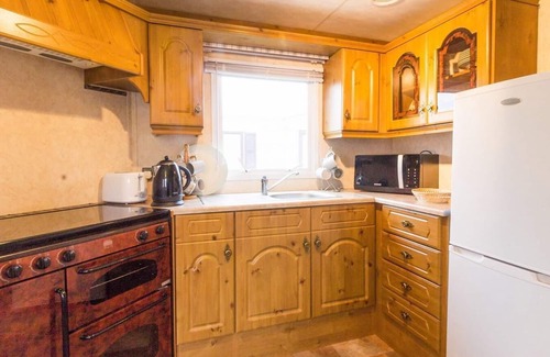 Lowestoft House | Spacious dog friendly caravan for hire in Suffolk by the beach ref 40082ND