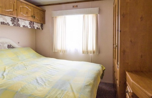 Lowestoft House | Spacious dog friendly caravan for hire in Suffolk by the beach ref 40082ND