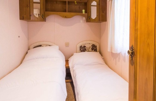 Lowestoft House | Spacious dog friendly caravan for hire in Suffolk by the beach ref 40082ND