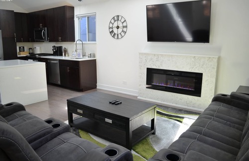 Noble Square Condo | Spacious Downtown Chicago Condo with Spa Bath, King Bed, Patio, 3 Blocks to L