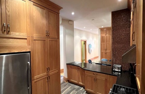 Downtown Montreal Apartment | Spacious Downtown Montreal Apt-4BR/2BA, Free Wifi